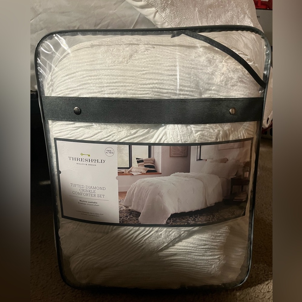 THRESHOLD Diamond comforter set Twin XL (includes comforter and standard sham)